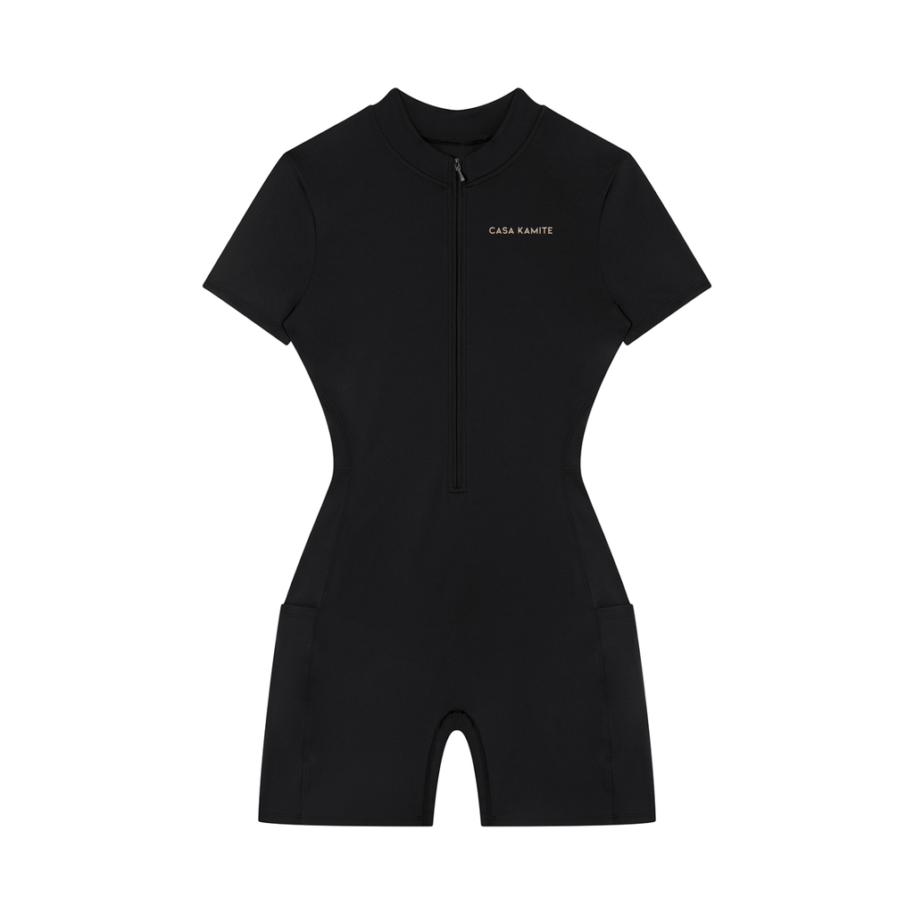 Combinaison à manches courtes et fermeture à glissière sur un quart pour femme