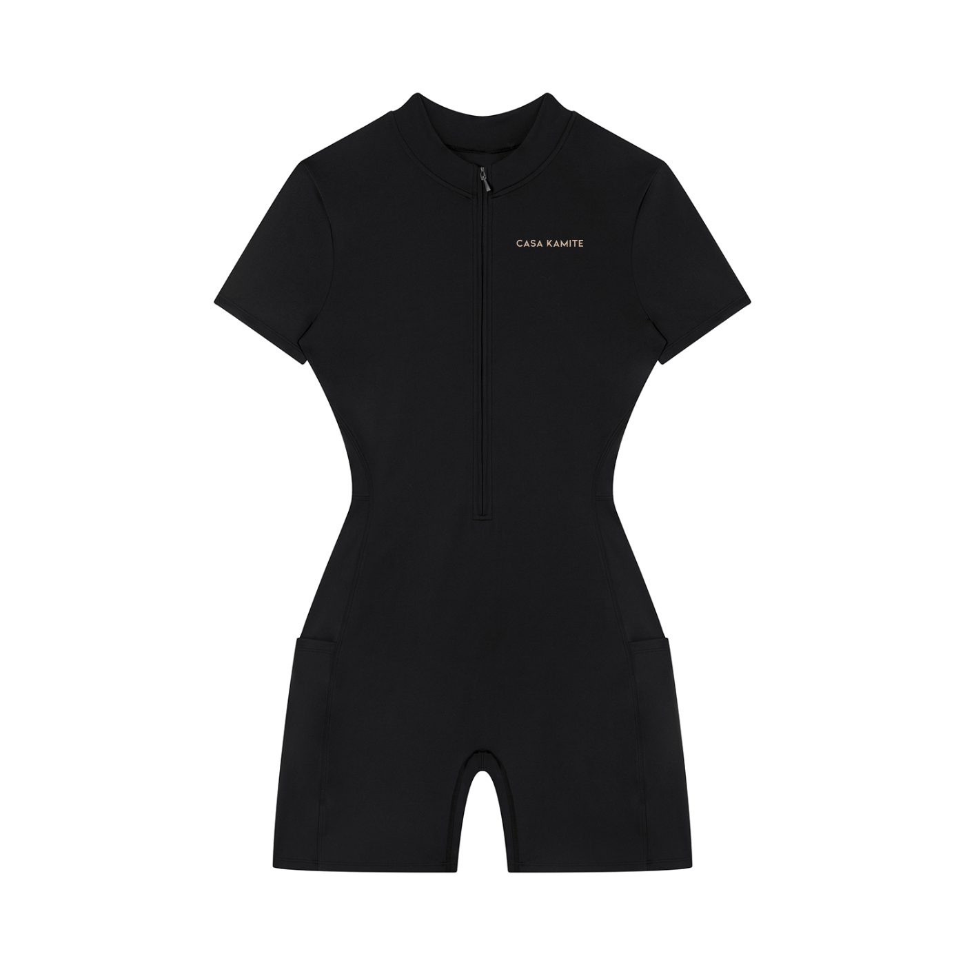 Combinaison à manches courtes et fermeture à glissière sur un quart pour femme